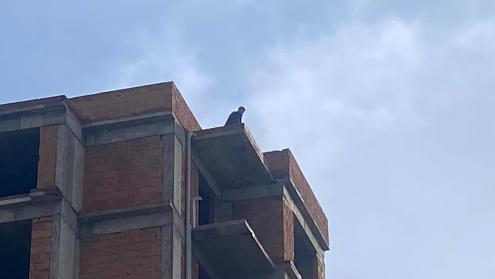 Antalya’da tartıştığı eşi telefonu açmayınca inşaatın çatısına çıktı