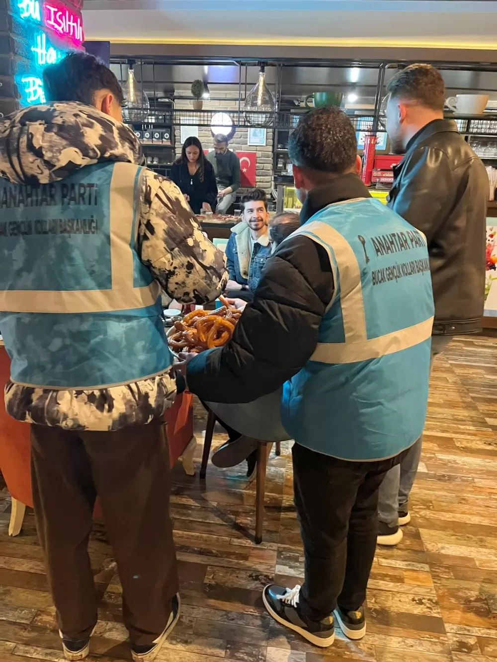 Bucak’ta teravih çıkışı tatlı sürpriz Anahtar Parti Gençlik Kollarından gönül köprüsü