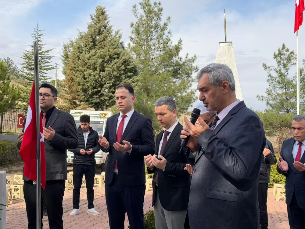 Bucak’ta şehitler kabri başında dualarla anıldı