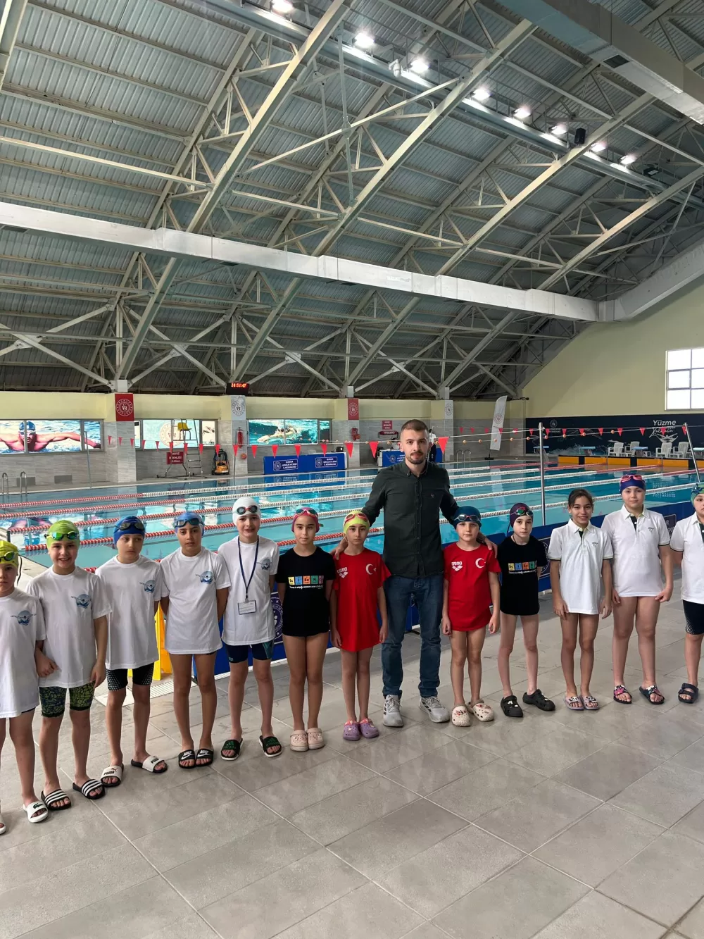 Geleceğin şampiyon yüzücüleri emin ellerde Uçan kulaçlar başarıya doymuyor