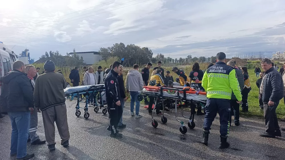 Antalya'da çöp kamyonu ile kamyonet çarpıştı!