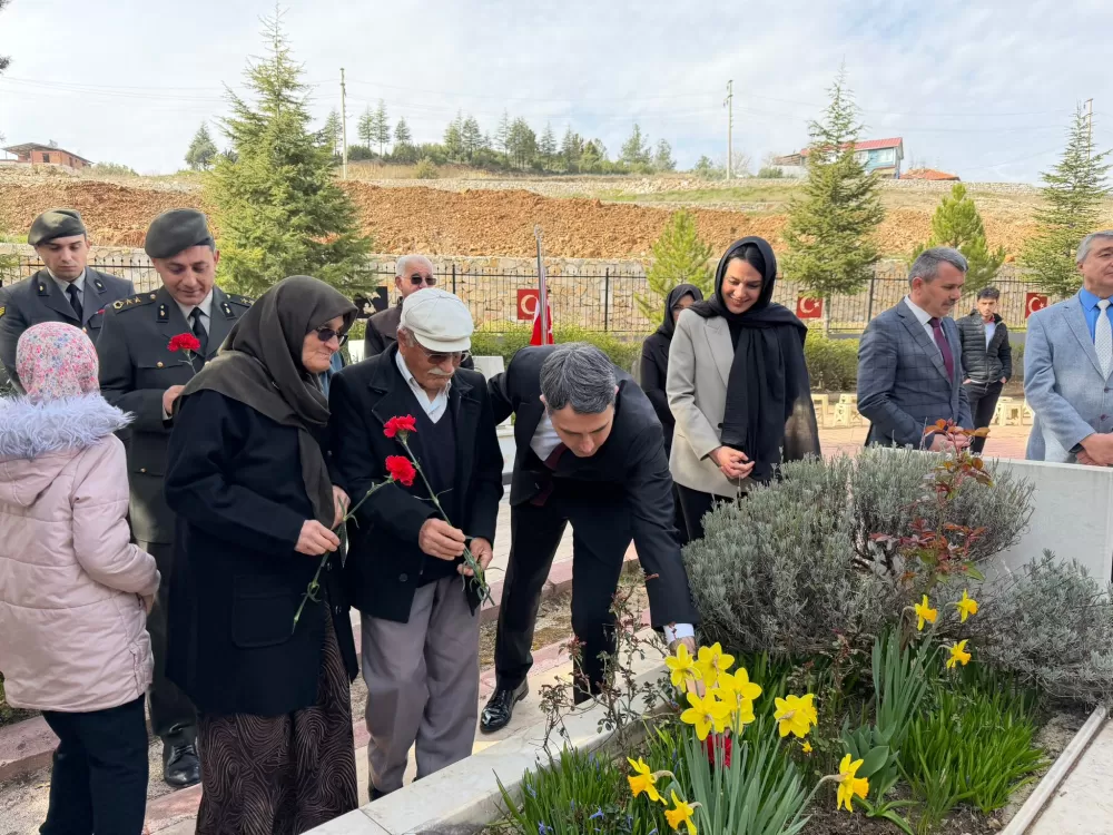Bucak’ta şehitler kabri başında dualarla anıldı