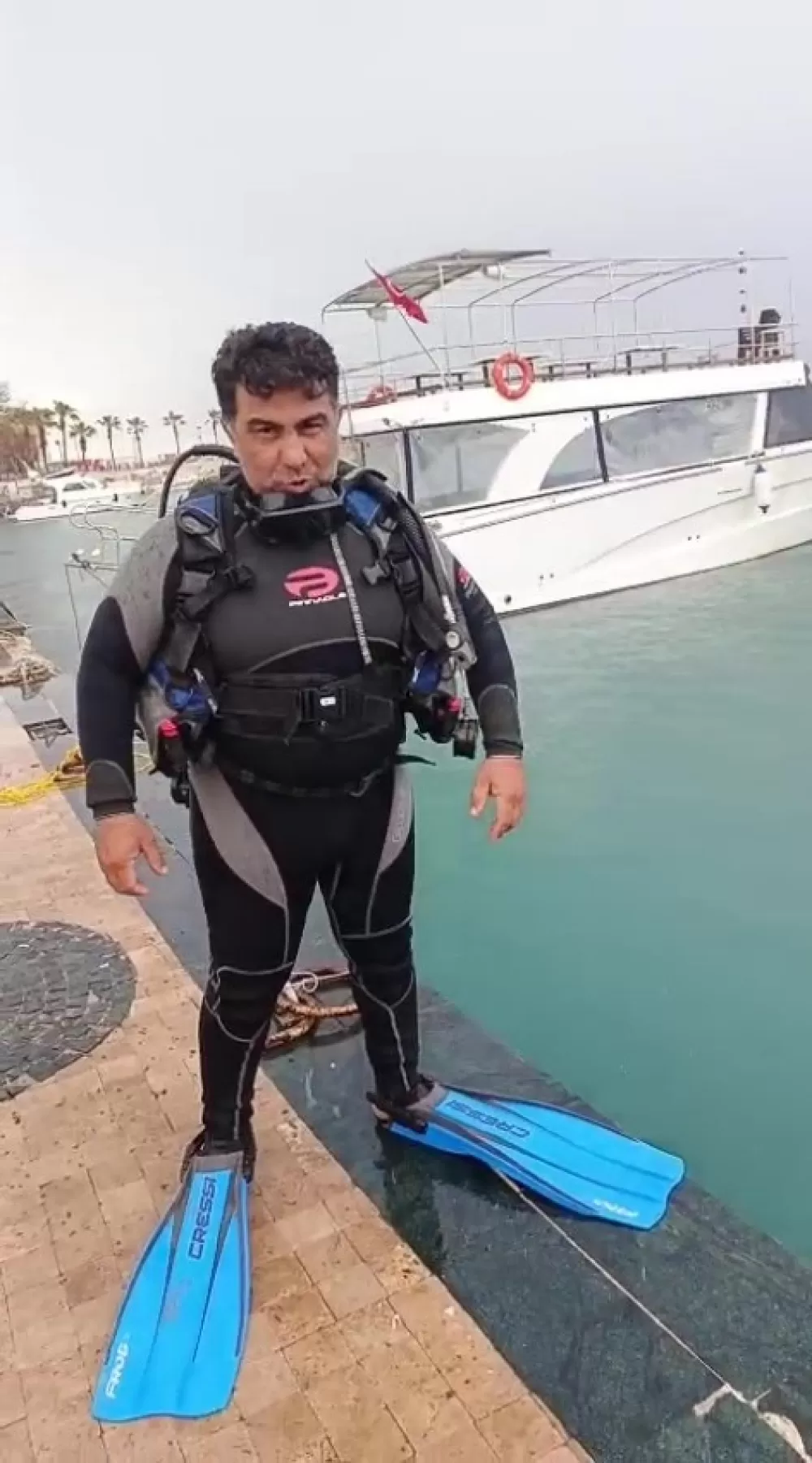 Fotoğraf evlilik yüzüğünden edecekti! Dalgıçlar yardımına yetişti