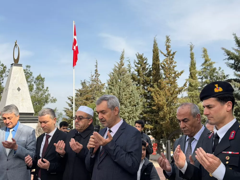 Bucak’ta şehitler kabri başında dualarla anıldı