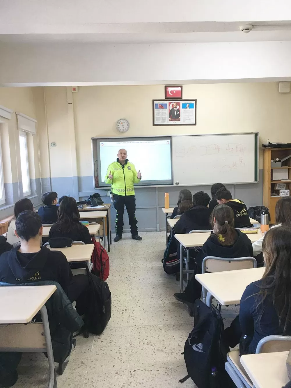 Burdur'da 756 öğrenciye trafik eğitimi Küçük dedektifler sahada