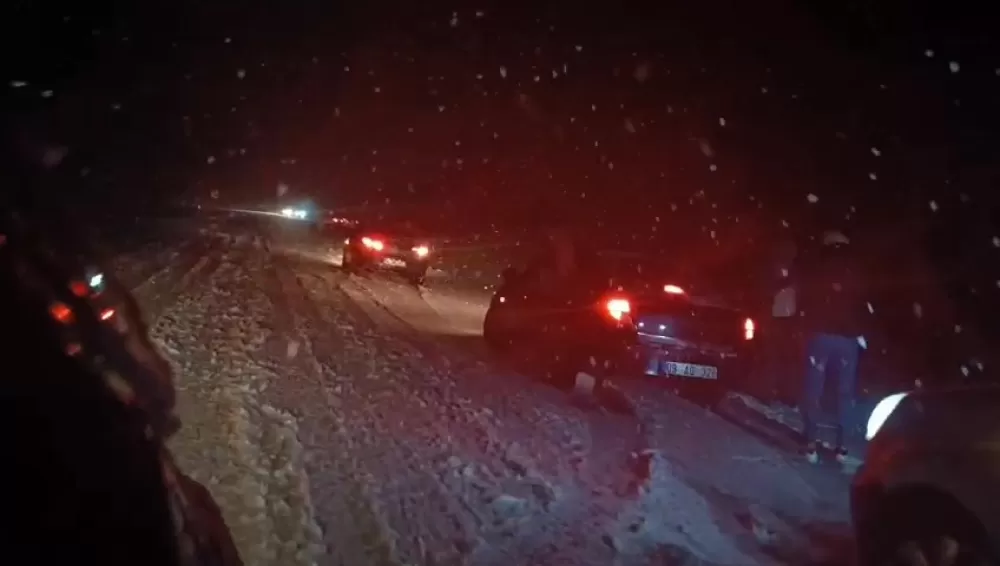 Denizli ve ilçelerinde Bahar ayında lapa lap kar araçlar yolda kalırken çocuklar keyfini çıkardı 