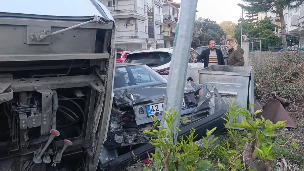 Kaza yapan otel servisi, park halindeki araçların üzerine devrildi