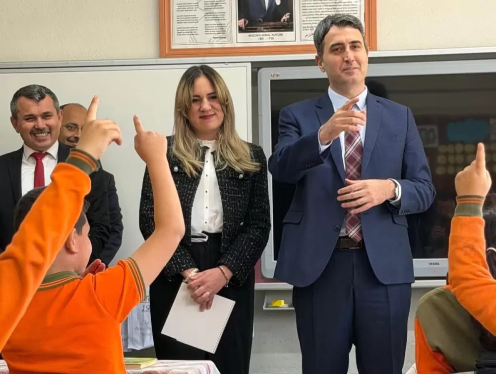 Bucak’ta “Kucaklaşma Zamanı” Projesi okullarda hayat buluyor