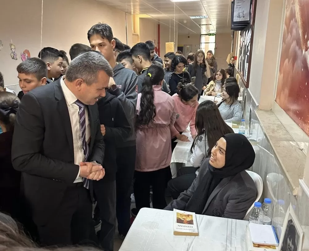 Bucak'ta kütüphaneler haftası kapsamında 'Yazarlar ve Şairler Sokağı' kuruldu