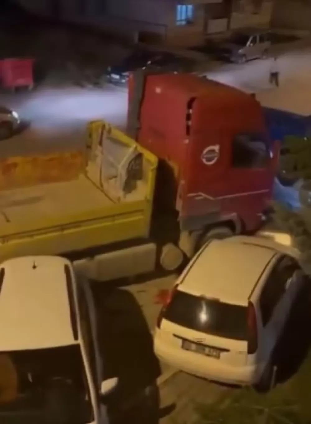 Ankara Pursaklar'da  tır park halindeki 9 araca çarptı