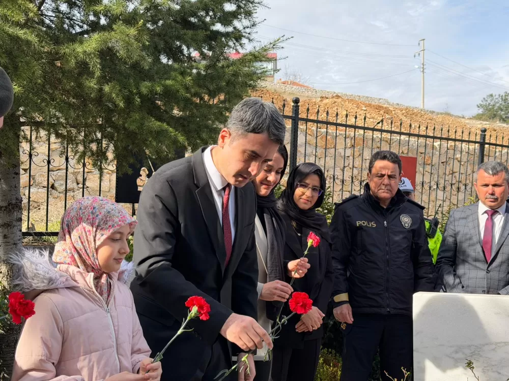 Bucak’ta şehitler kabri başında dualarla anıldı