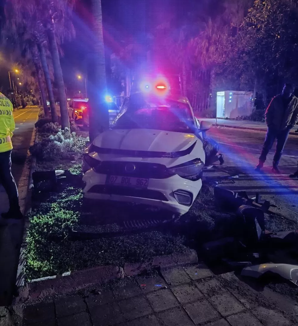Antalya Alanya'da Otomobil yoldan çıktı elektrik direğine çarptı 2 yaralı 