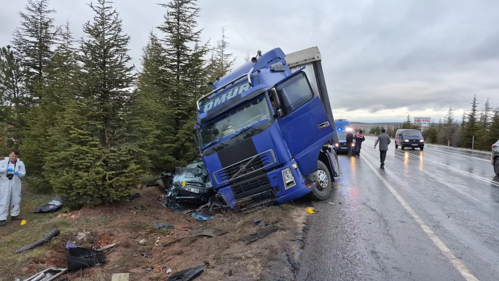 Eskişehir Seyitgazi  Afyon Ölüm Yolu tır ile otomobil kazası 1 ölü 1 ağır 2 yaralı 