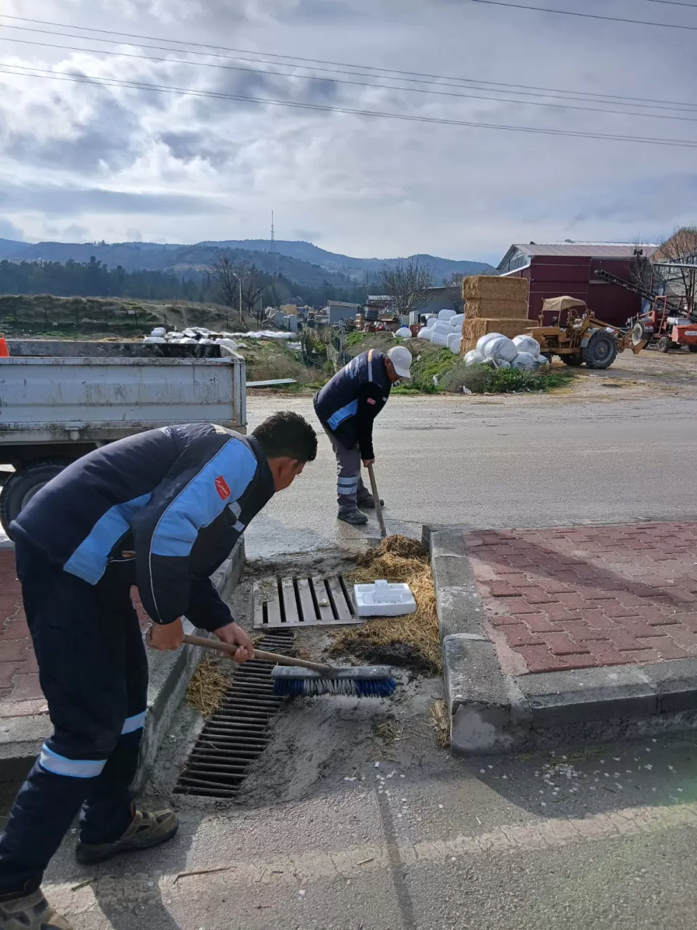 Burdur’da yağmur suyu hatlarında temizlik mesaisi