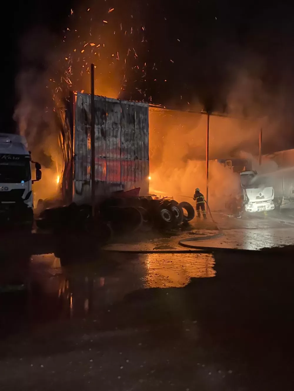 Bucak’ta yükselen alevler korkuttu İşletme ve araçlar hasar gördü