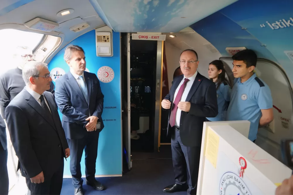 Antalya’da geleceğin havacıları yetişiyor Lise bahçesinde dev uçakla uygulamalı eğitim