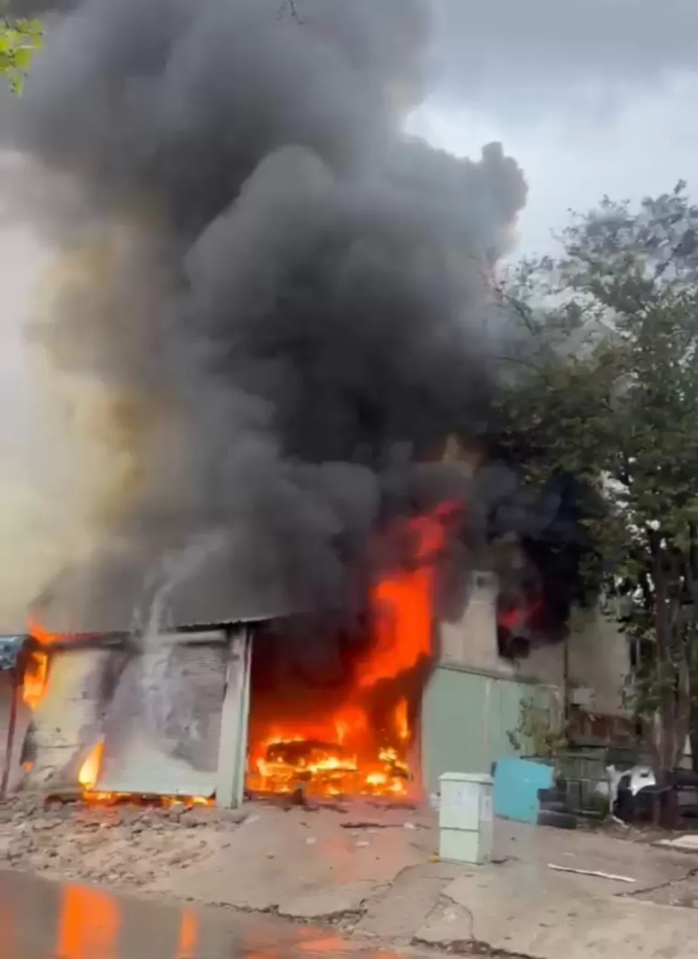  Antalya Kepez'de oto boyama atölyesindeki yangında iki iş yeri 2 Araç yandı 