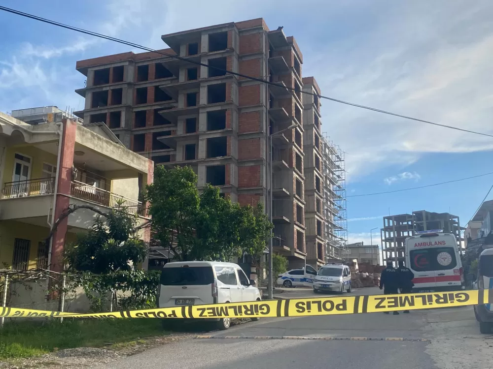 Antalya’da tartıştığı eşi telefonu açmayınca inşaatın çatısına çıktı