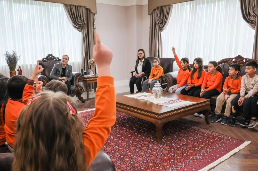 Burdur Valisi Bilgihan Gazi İlkokulu öğrencilerini makamında kabul etti
