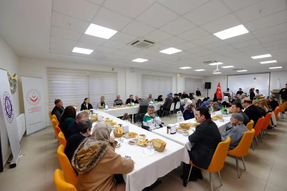 Burdur Valisi Bilgihan huzurevi sakinleriyle iftar sofrasında