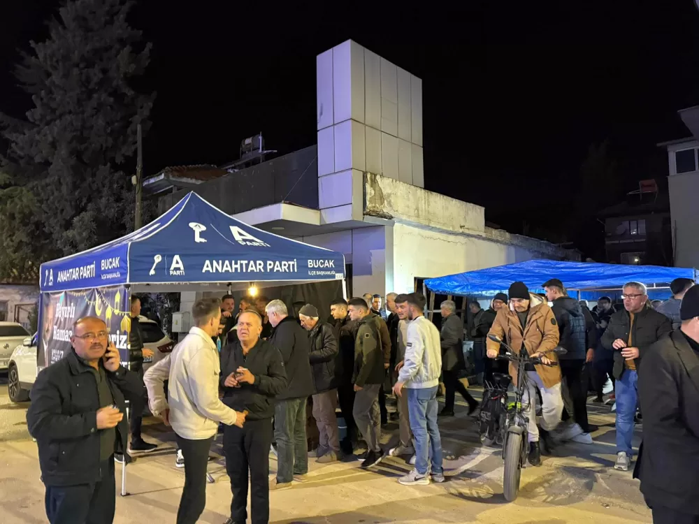 Bucak’ta teravih çıkışı tatlı sürpriz Anahtar Parti Gençlik Kollarından gönül köprüsü