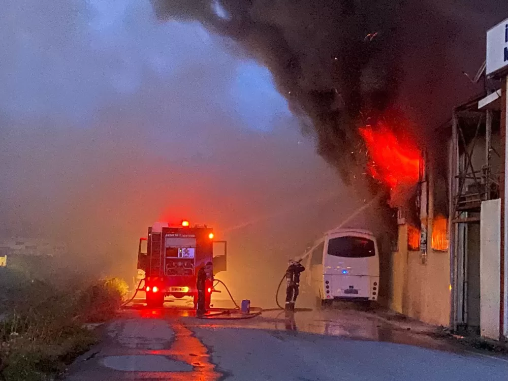 Antalya'da inşaat malzemeleri deposunda korkutan yangın