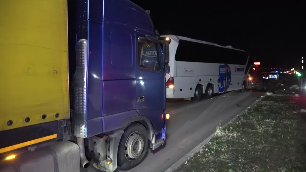  Amasya'da yolcu otobüsü ile tırın çarpıştığı kazada 11 yaralı