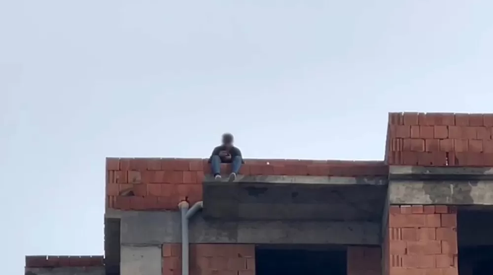 Antalya’da tartıştığı eşi telefonu açmayınca inşaatın çatısına çıktı