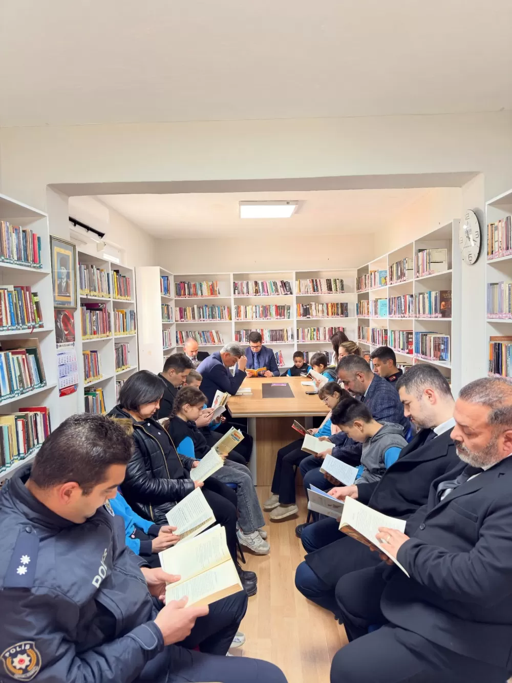 Kemer Kaymakamı Deniz Atasoy kütüphaneler haftası etkinliğine katıldı