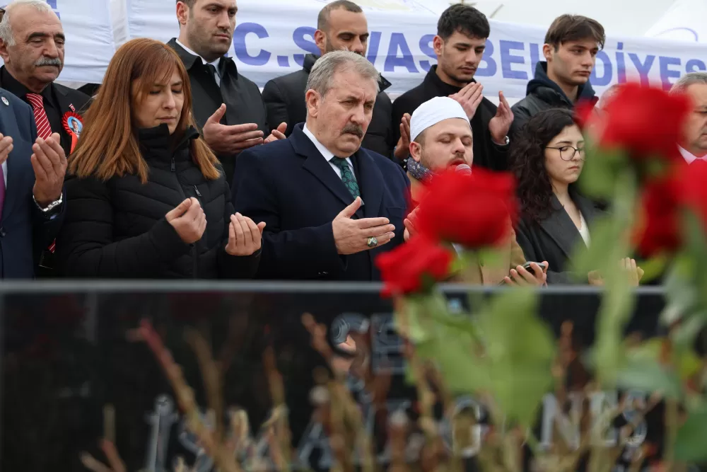 BBP Genel Başkanı Muhsin Yazıcıoğlu ile birlikte hayatını kaybeden İsmail Güneş ve 4 kişi Sivas'ta mezarları başında anıldı