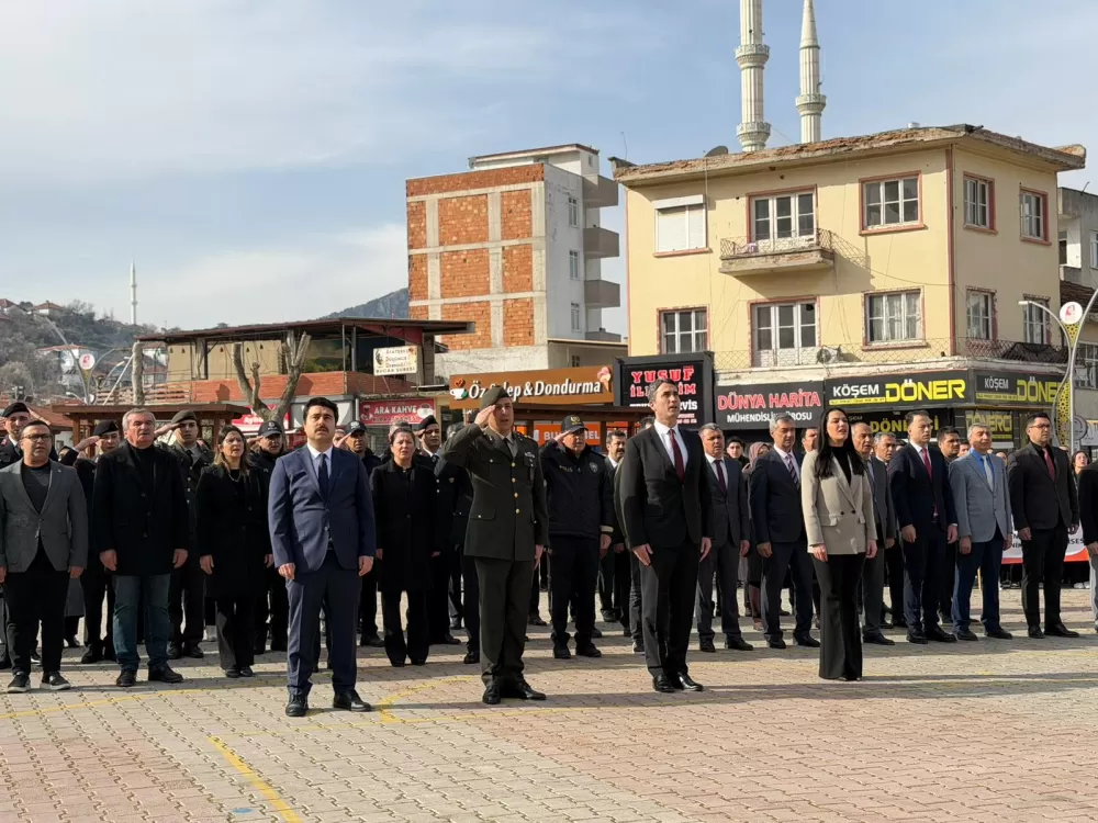 Bucak'ta 18 Mart Şehitleri Anma Günü'nde çelenk sunuldu