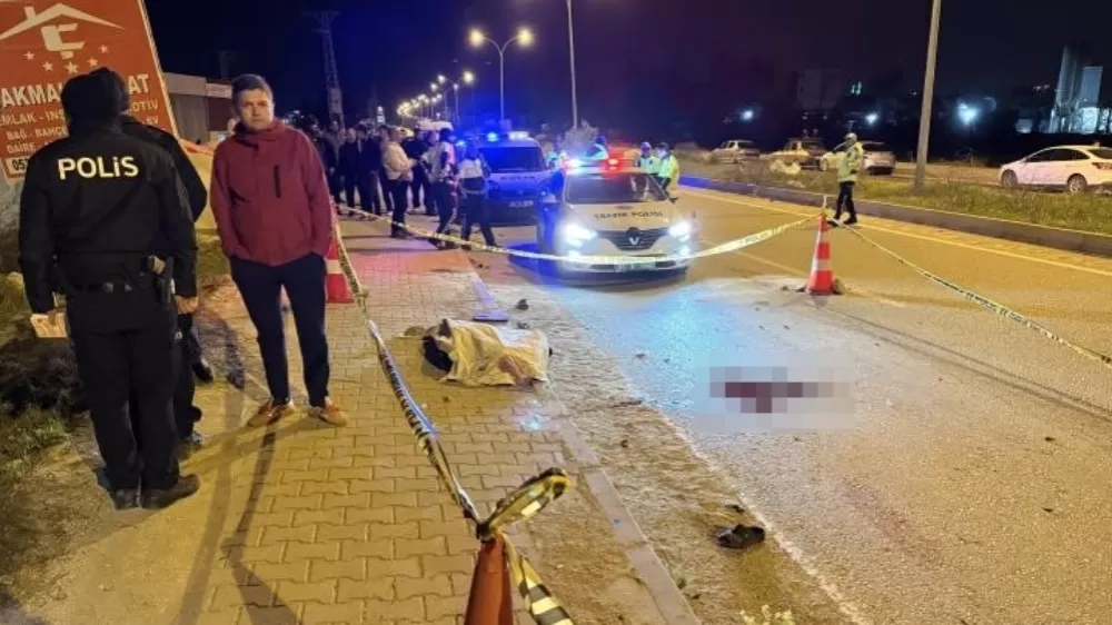  Adana'da belediye otobüsüyle çarpışan motosiklet sürücüsü genç, hayatını kaybetti