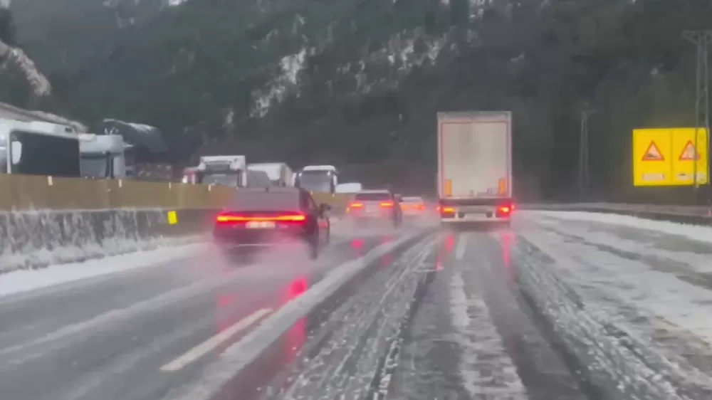 Adana Pozantı Ulukışla Otoyolda dolu ulaşımda aksamalara neden oldu