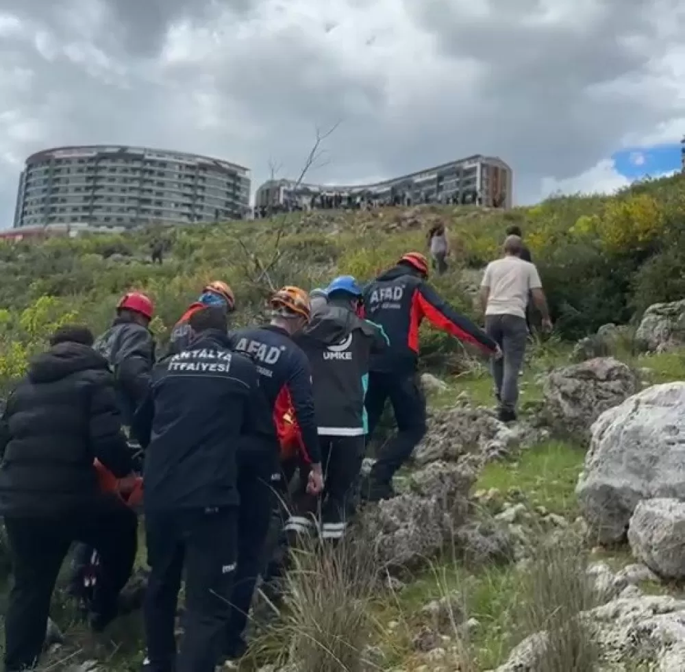 Antalya Kepez'de Dengesini kaybederek kayalıklardan düşen kadını ekipler kurtardı