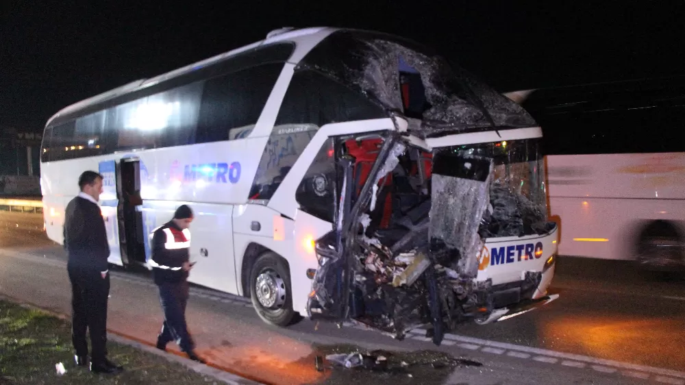  Amasya'da yolcu otobüsü ile tırın çarpıştığı kazada 11 yaralı
