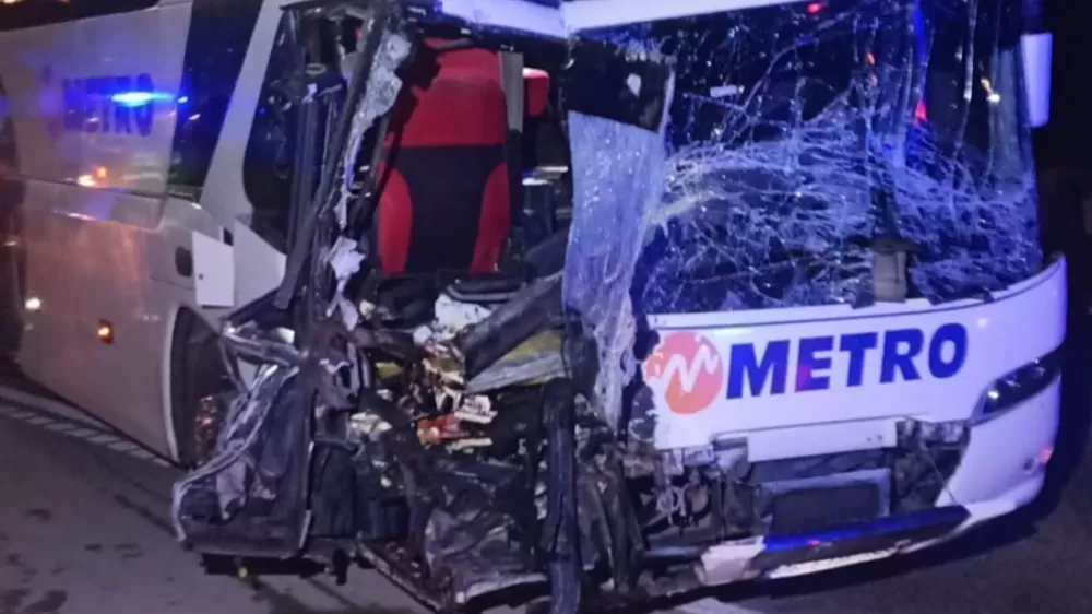 Amasya Merzifon'da Yolcu Otobüsü TIR'a Arkadan Çarptı Çok Sayıda Yaralı var 