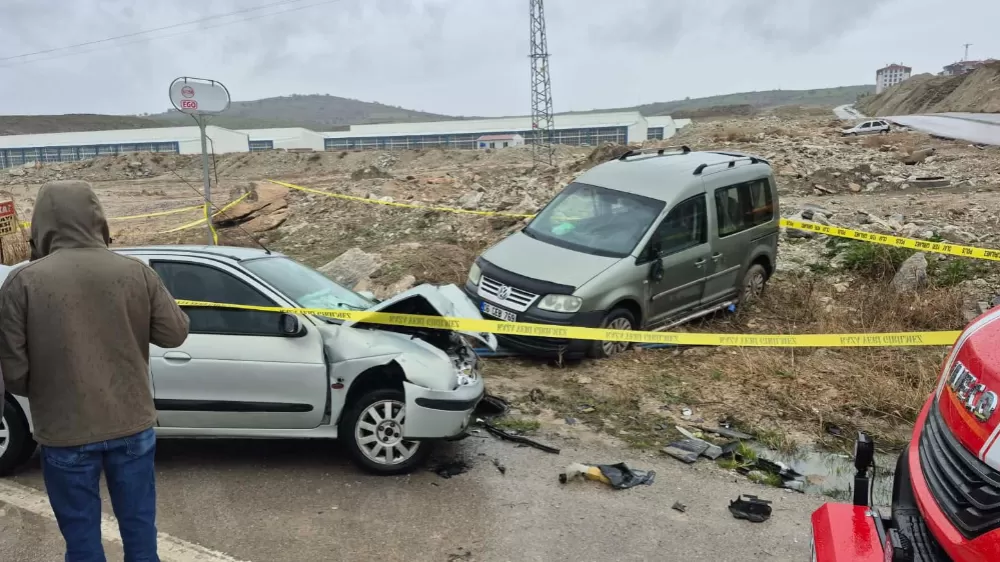 Ankara Beypazarı'nda 2 araç çarpıştı  1 Ölü, 5 Yaralı