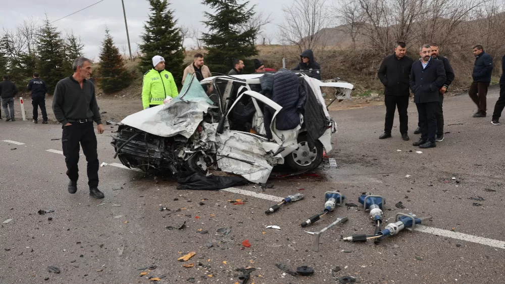 Ankara'dan geliyorlardı Nevşehir'de Bayram arifesinden kafa kafaya çarpıştılar Baba ve 2 oğlu hayatını kaybetti  1 ağır 6 yaralı 