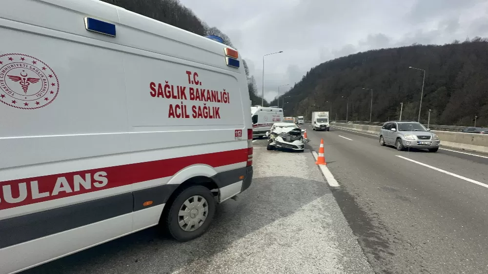 Ankara İstanbul Yolu Bolu Dağı Tüneli’nde  Kaza: Otomobil ile Kamyonet Çarpıştı! 2’si Çocuk 4 Yaralı
