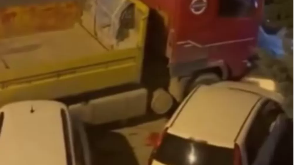 Ankara Pursaklar'da  tır park halindeki 9 araca çarptı