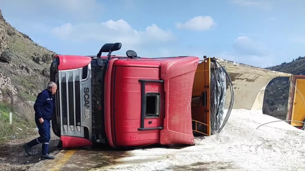Ankara Sincan’da Tır Devrildi  Zir Vadisi Yolu Trafiğe Tamamen Kapandı!
