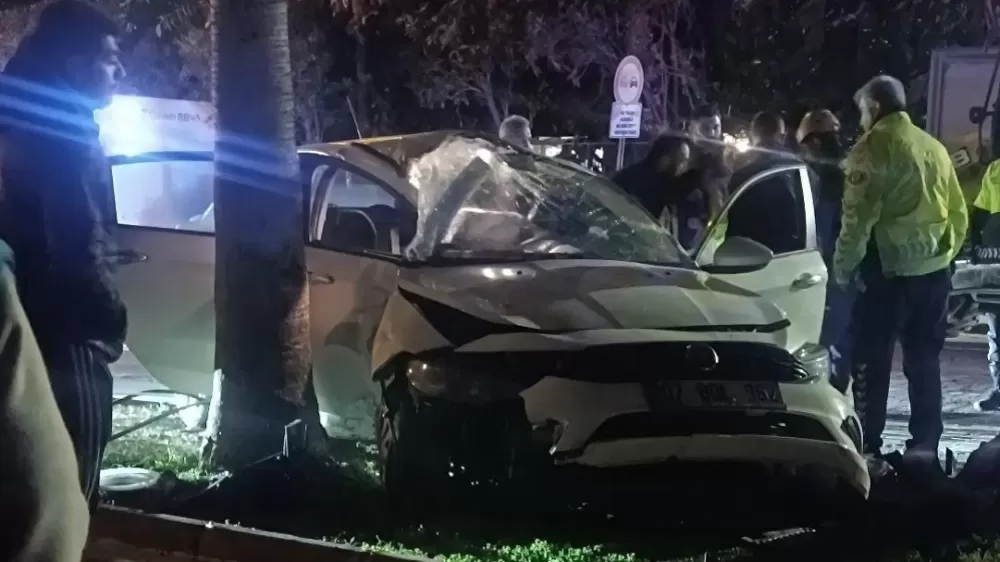 Antalya Alanya'da Otomobil yoldan çıktı elektrik direğine çarptı 2 yaralı 