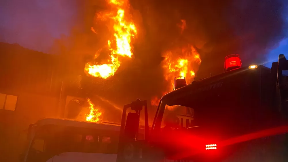 Antalya'da inşaat malzemeleri deposunda korkutan yangın