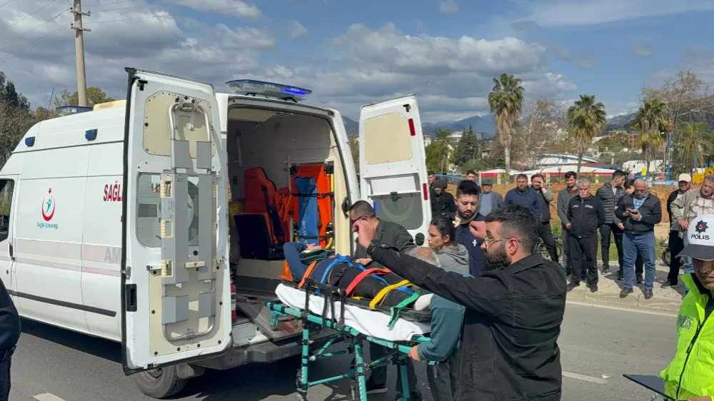 Antalya'da motosiklet hafif ticari araçla çarpıştı: 2 yaralı