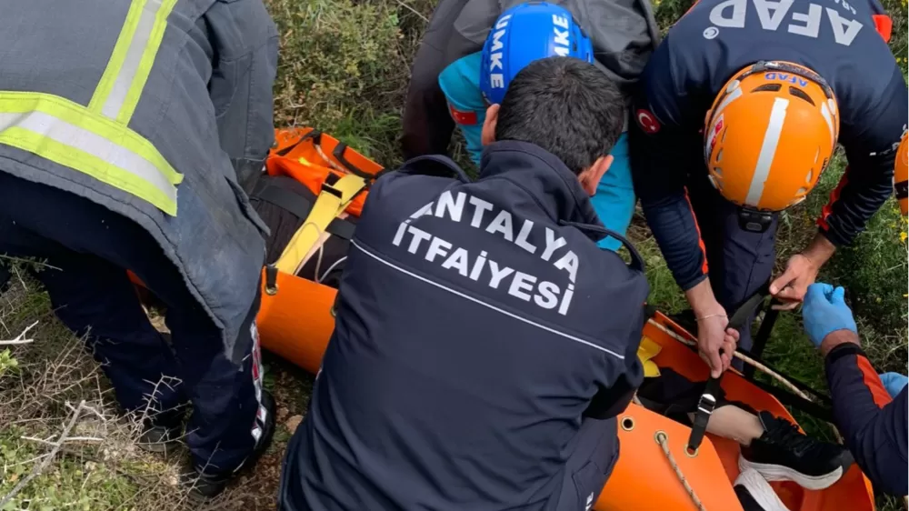 Antalya Kepez'de Dengesini kaybederek kayalıklardan düşen kadını ekipler kurtardı