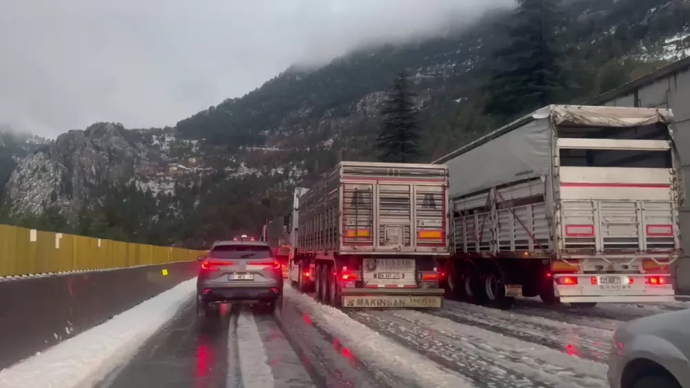 Adana Pozantı Ulukışla Otoyolda dolu ulaşımda aksamalara neden oldu