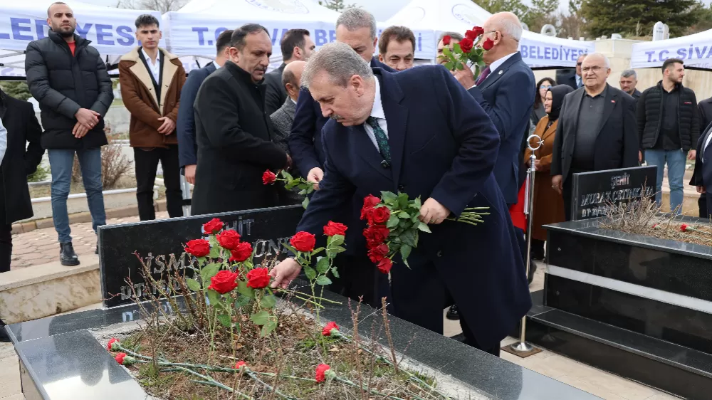 BBP Genel Başkanı Muhsin Yazıcıoğlu ile birlikte hayatını kaybeden İsmail Güneş ve 4 kişi Sivas'ta mezarları başında anıldı