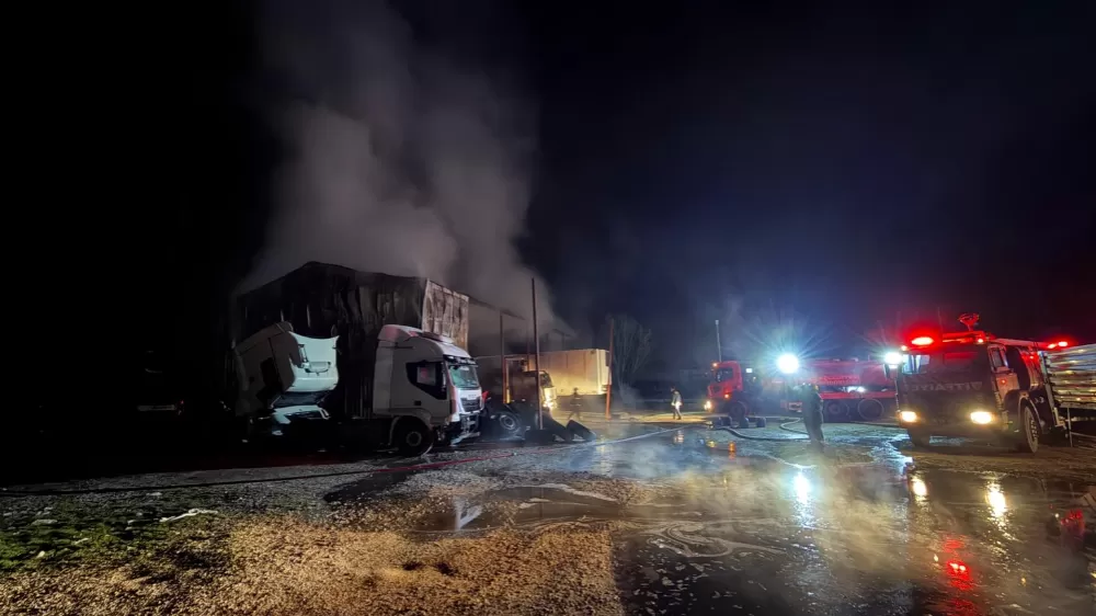 Bucak’ta Ağır Vasıta Servisinde Yangın serviste bulunan araçlar hasar alırken  yedek parça bölümü yandı Maddi, hasar Büyük 