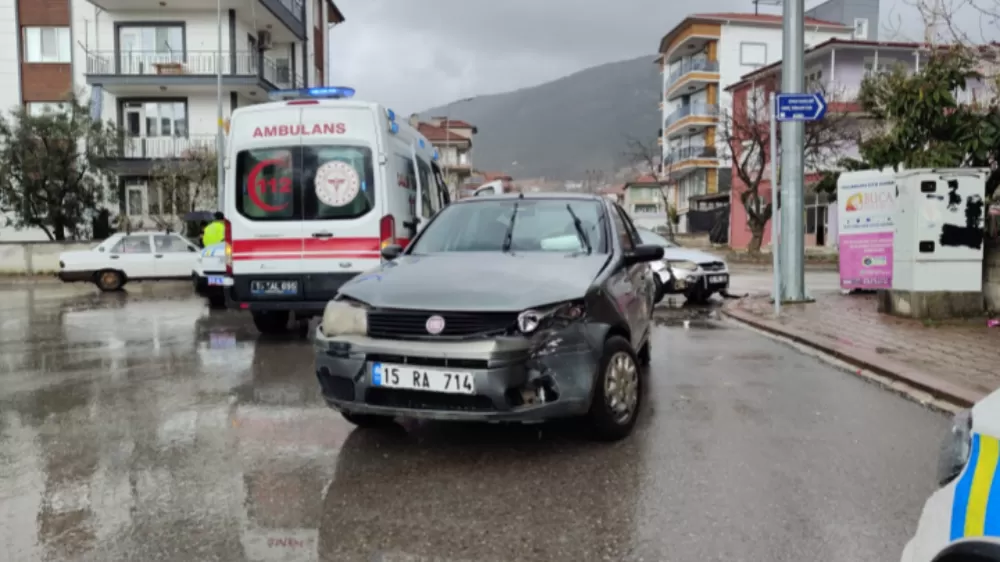 Burdur Bucak'ta  İki Otomobil Çarpıştı 1 Yaralı