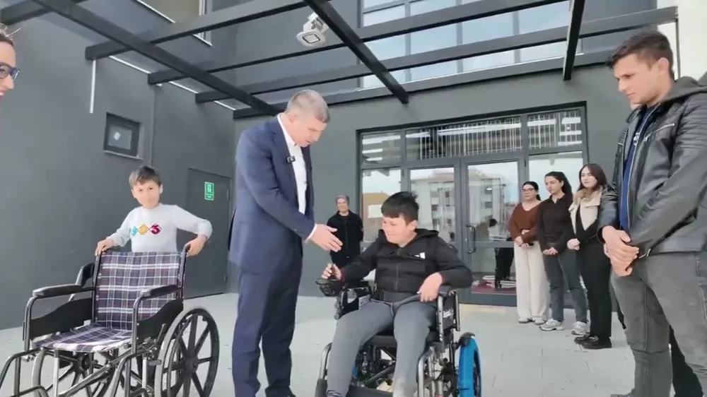 Burdur'da DMD Hastası Ali'ye Akülü Sandalye Desteği